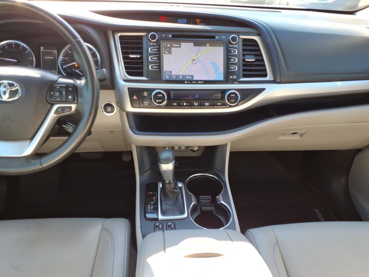 Used 2019 Toyota Highlander XLE FWD image 15