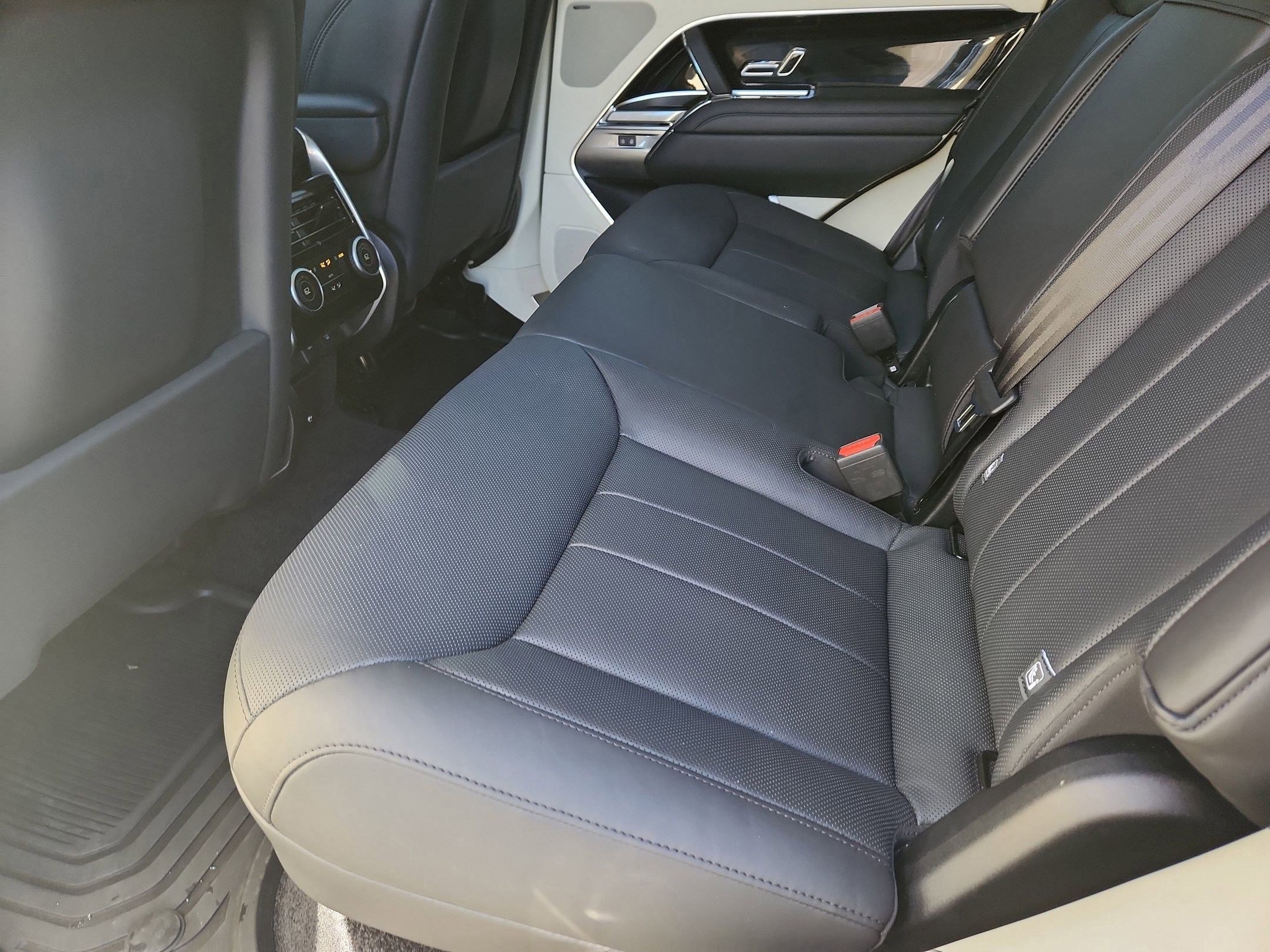 Used 2024 Land Rover Range Rover SE image 11