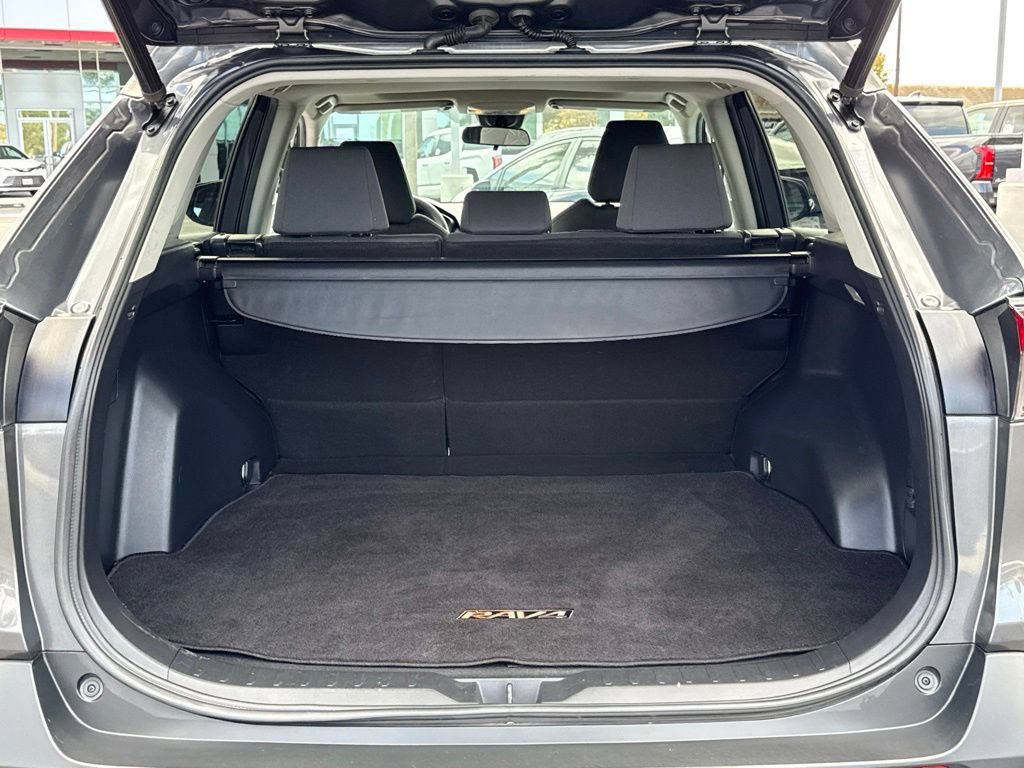 Used 2021 Toyota RAV4 XLE w/ Convenience Package FWD image 16