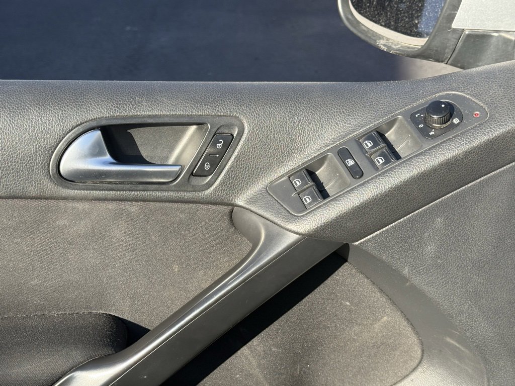 Used 2013 Volkswagen Tiguan S image 9