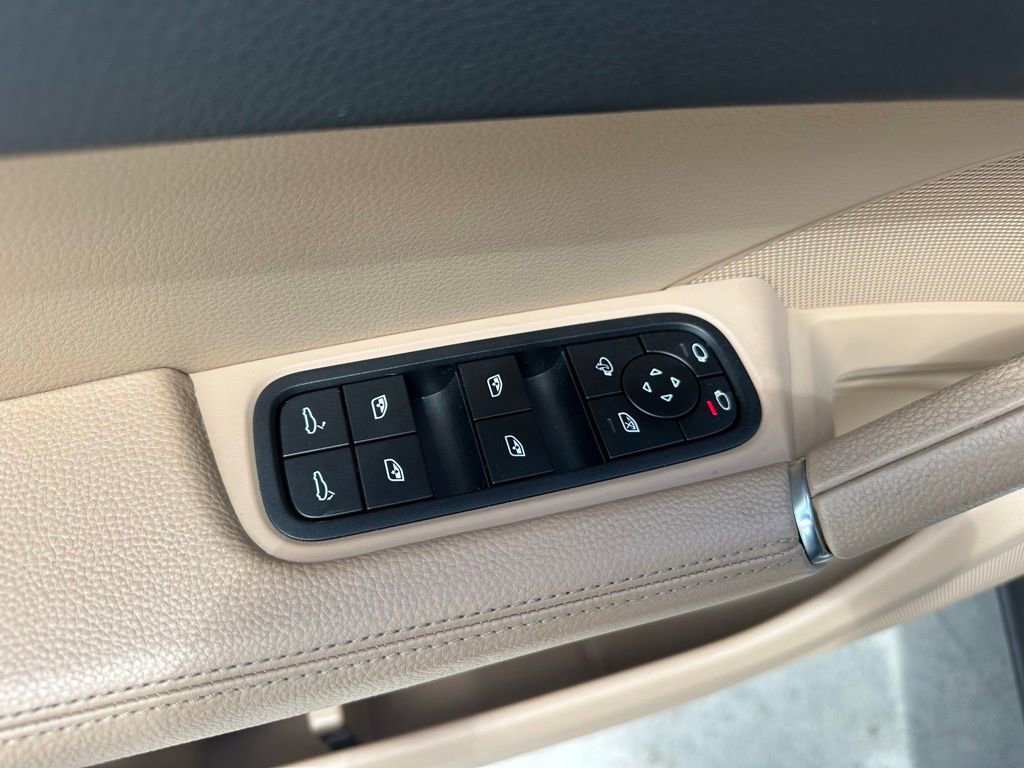 Certified 2023 Porsche Cayenne Platinum Edition image 21