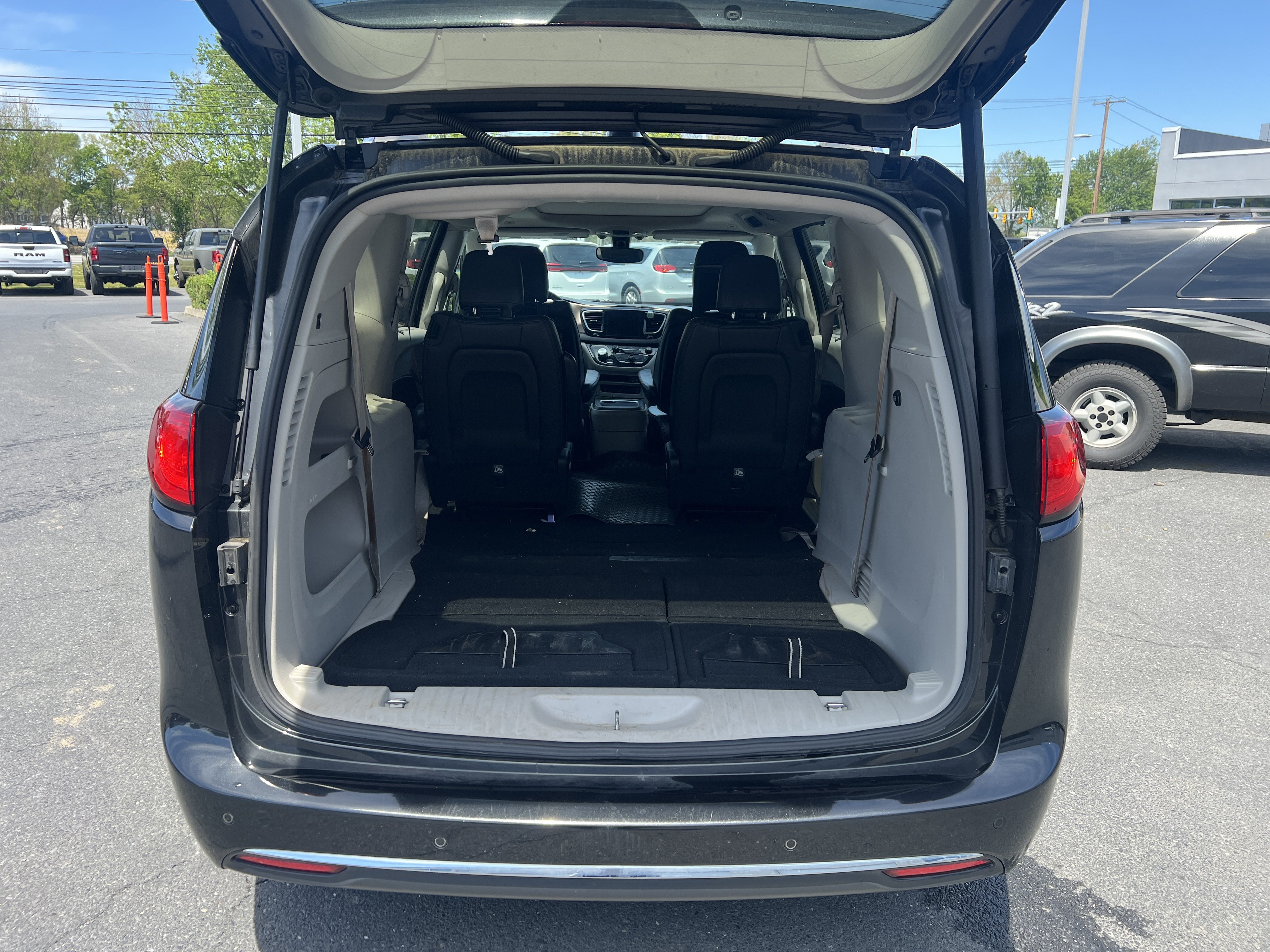 Used 2018 Chrysler Pacifica Touring-L Plus w/ Tire & Wheel Group FWD image 20