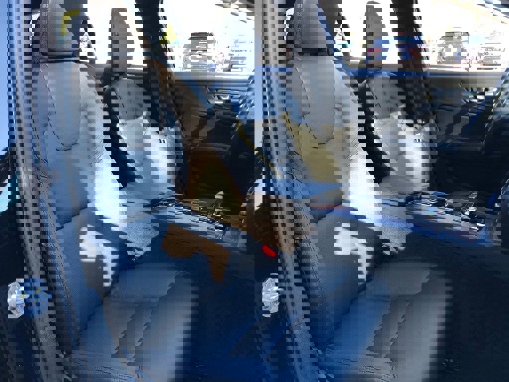 Used 2025 Volvo V60 B5 Cross Country Plus image 33