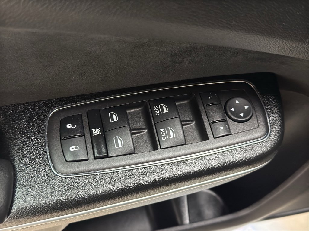 Used 2023 Chrysler 300 C image 11