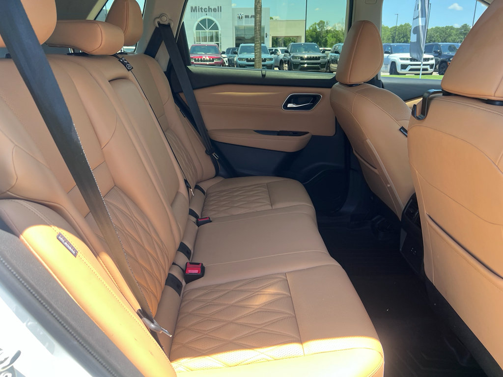 Used 2023 Nissan Rogue Platinum FWD image 13