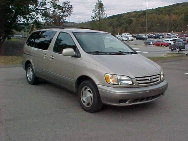 Used 2002 Toyota Sienna LE w/ Symphony Pkg FWD image 2