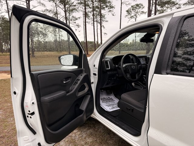 Used 2023 Nissan Frontier SV image 11