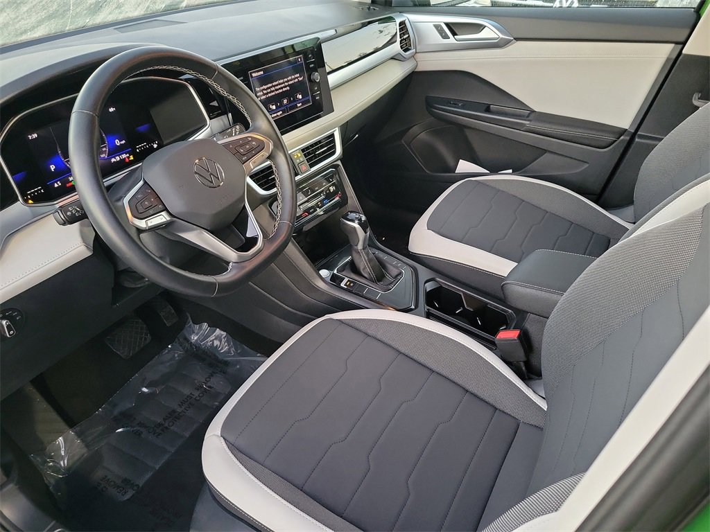 Used 2025 Volkswagen Taos SE w/ Black Wheel Package image 14