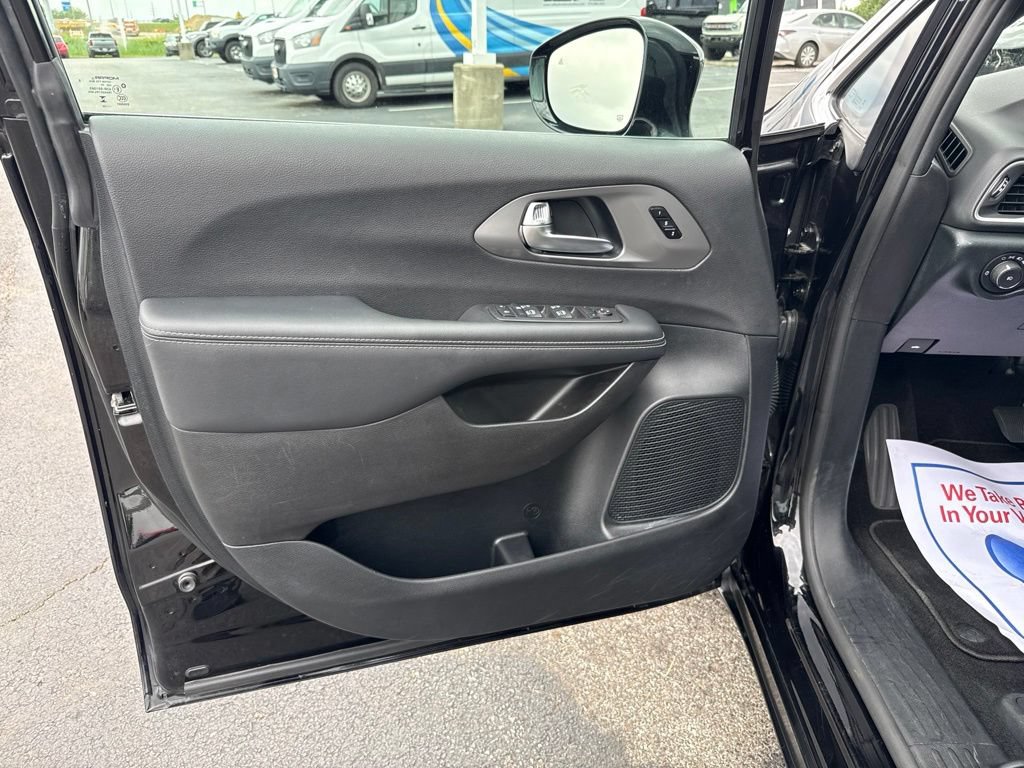Used 2025 Chrysler Pacifica Select FWD image 9
