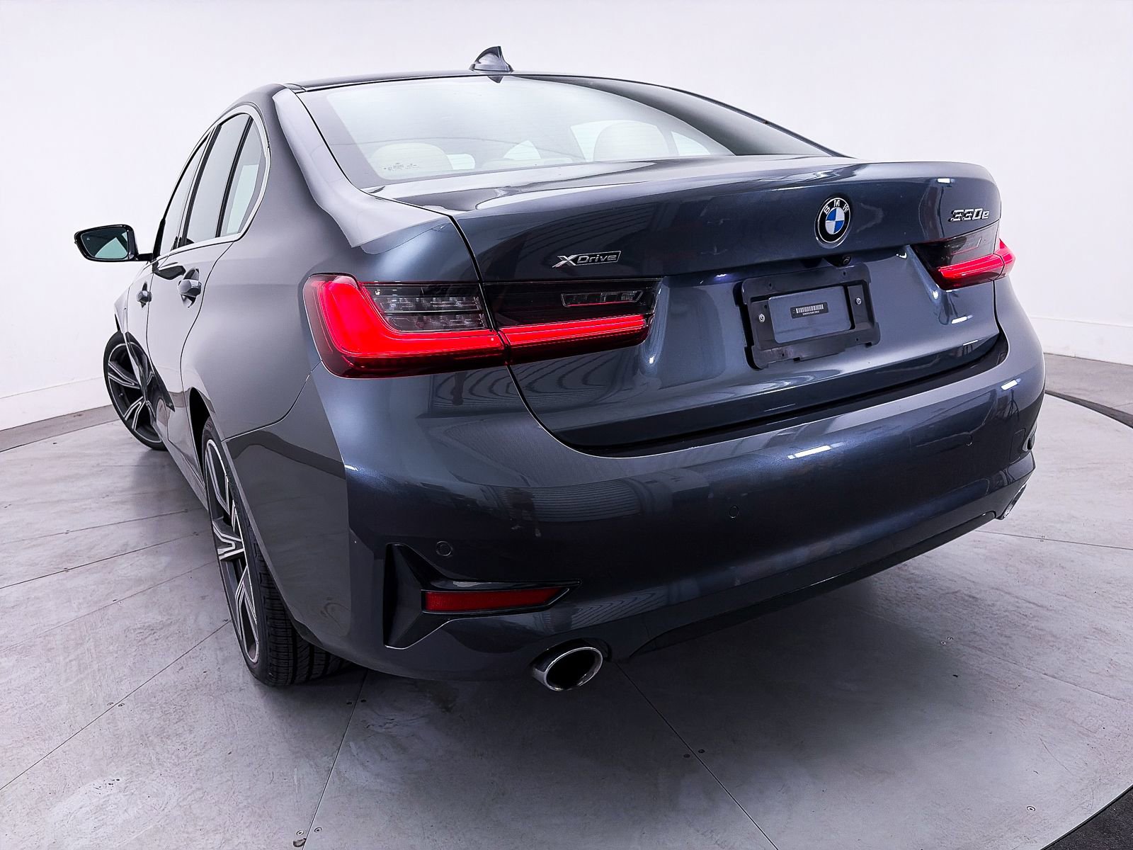 Used 2021 BMW 330e xDrive w/ Convenience Package AWD/4WD image 4