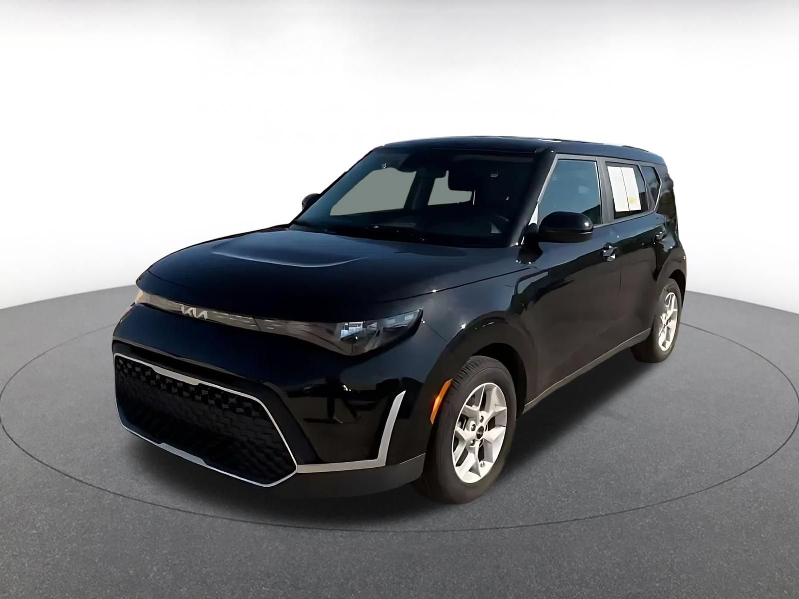 Used 2025 Kia Soul LX w/ LX Technology Package FWD image 4