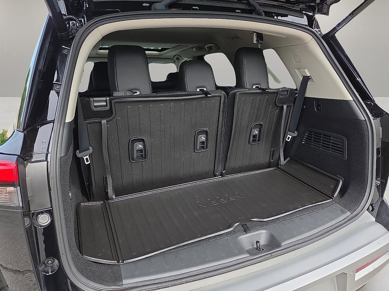 Used 2025 Nissan Pathfinder Platinum w/ Cargo Package AWD/4WD image 9