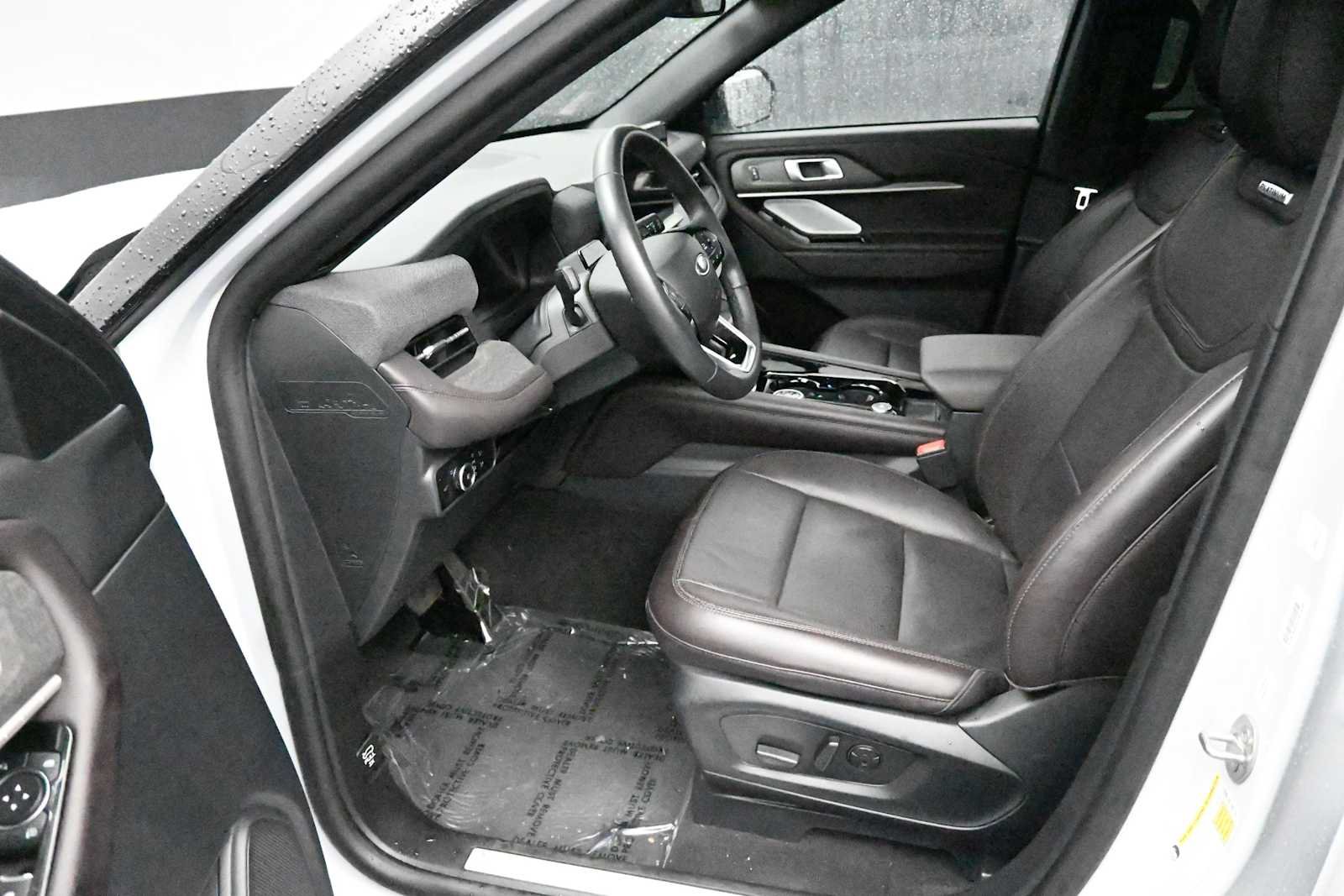 Used 2025 Ford Explorer Platinum RWD image 23