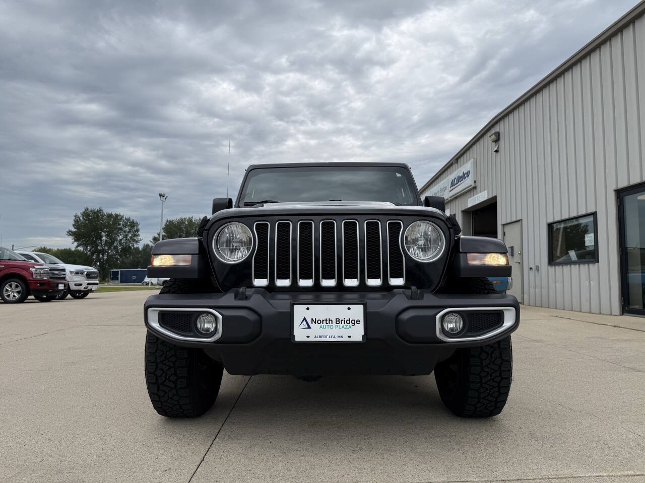Used 2019 Jeep Wrangler Unlimited Sahara w/ Uconnect 4C Nav & Sound Group AWD/4WD image 26