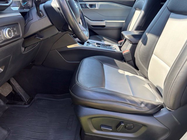 Used 2022 Ford Explorer XLT w/ XLT Sport Appearance Package AWD/4WD image 10