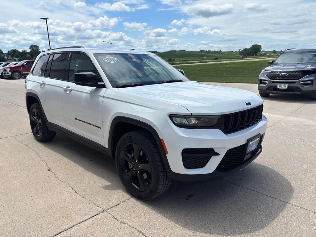 Used 2022 Jeep Grand Cherokee Altitude AWD/4WD image 3