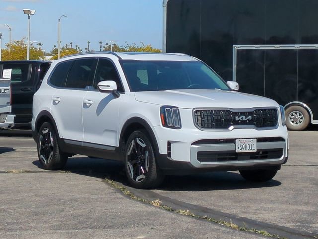 Used 2025 Kia Telluride EX w/ EX Captain's Chair Package FWD image 2