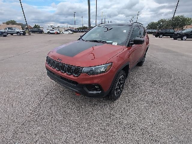 Used 2025 Jeep Compass Trailhawk AWD/4WD image 11