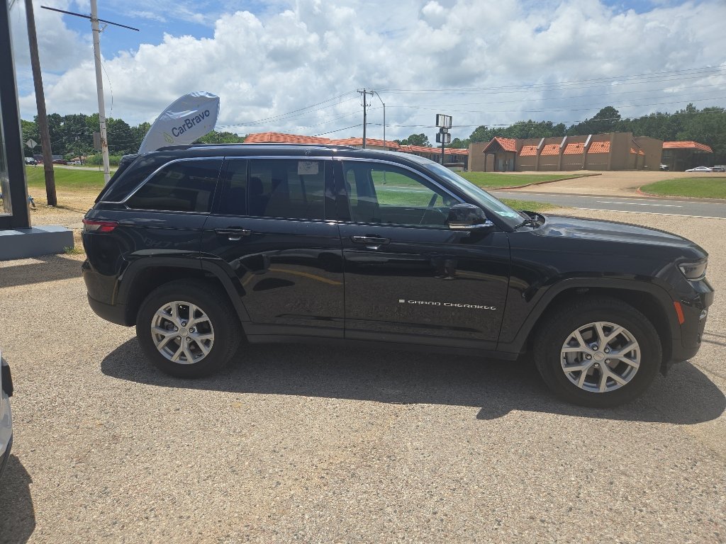 Used 2024 Jeep Grand Cherokee Limited AWD/4WD image 18