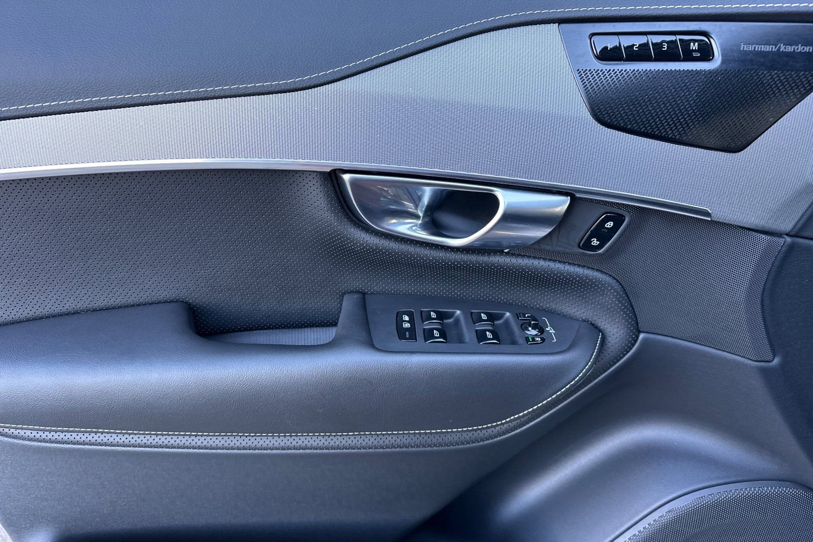 Used 2022 Volvo XC90 T8 R-Design image 14