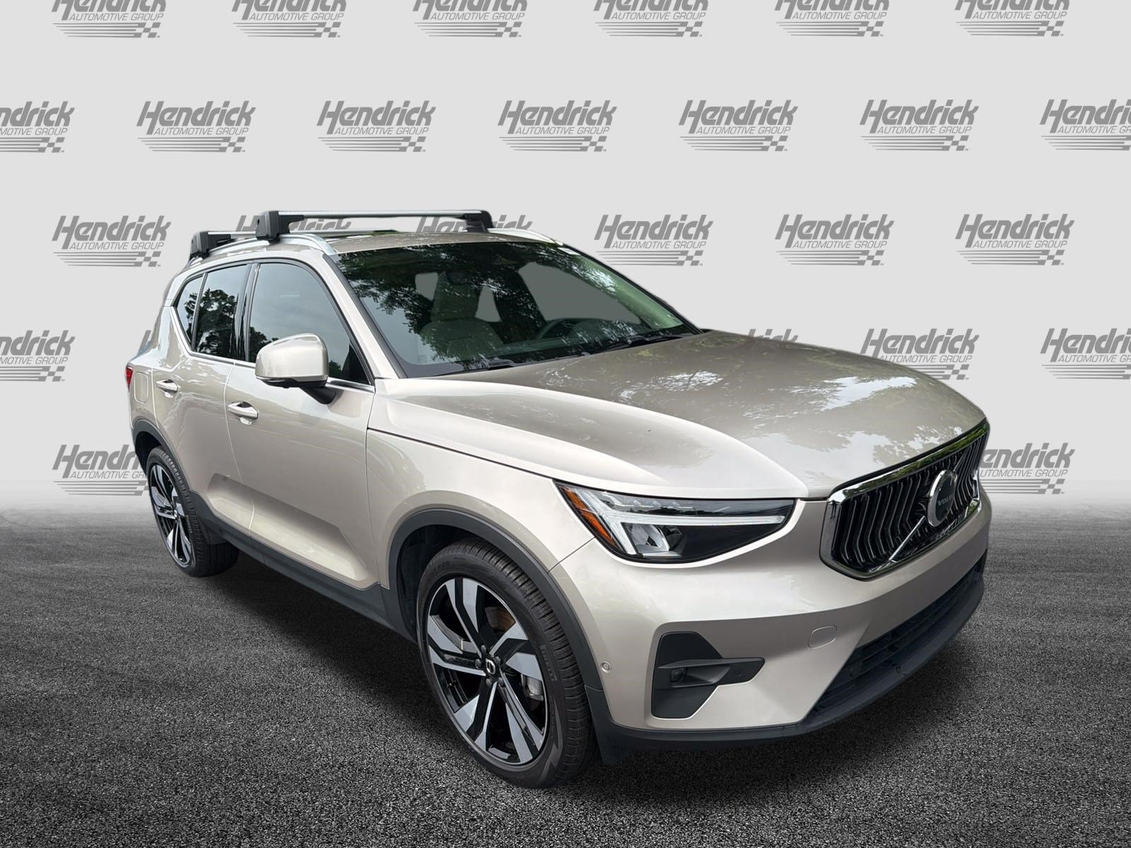 Certified 2023 Volvo XC40 B5 Plus w/ Driver Assist Package AWD/4WD image 2