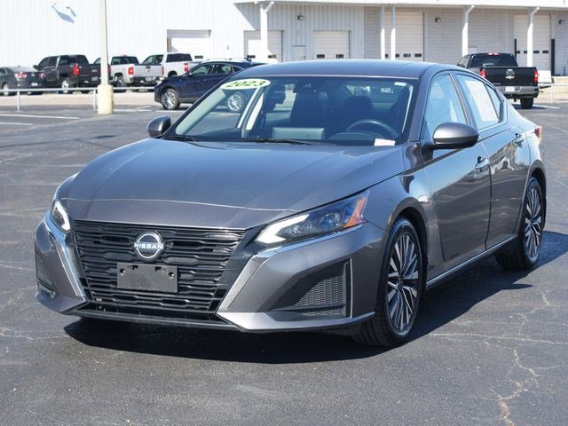 Used 2023 Nissan Altima 2.5 SV w/ SV Premium Package image 2