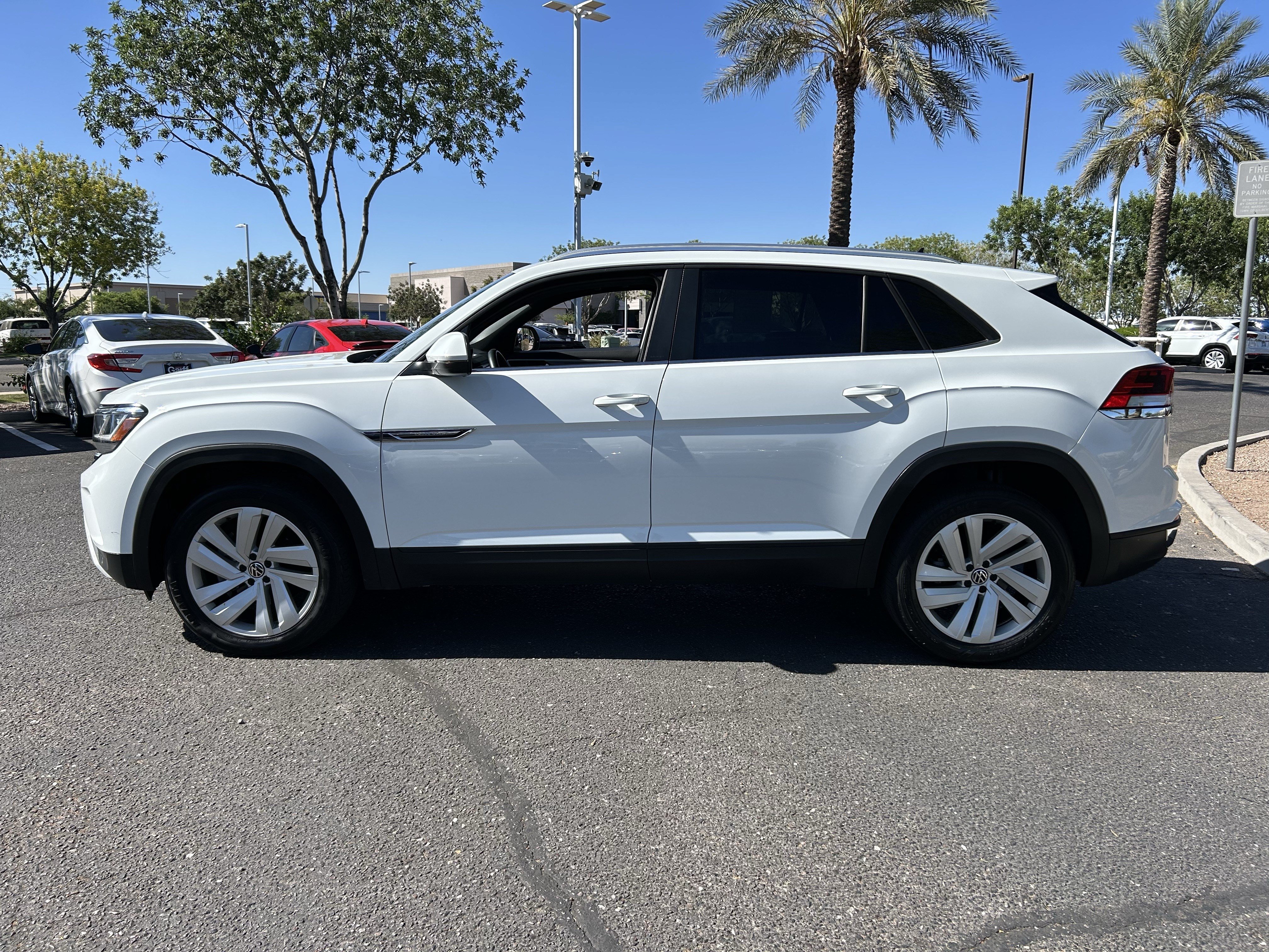 Used 2023 Volkswagen Atlas Cross Sport SE w/ Panoramic Sunroof Package FWD image 2