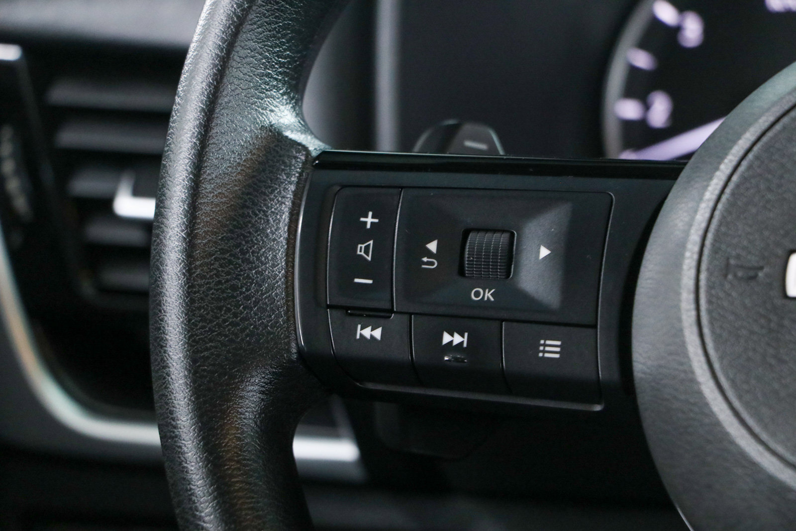 Used 2022 Nissan Rogue SV FWD image 13