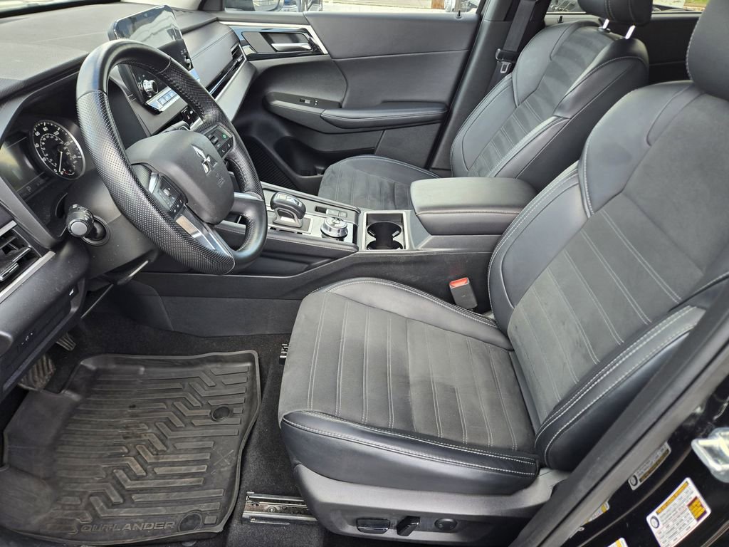 Used 2024 Mitsubishi Outlander SE Black Edition image 14