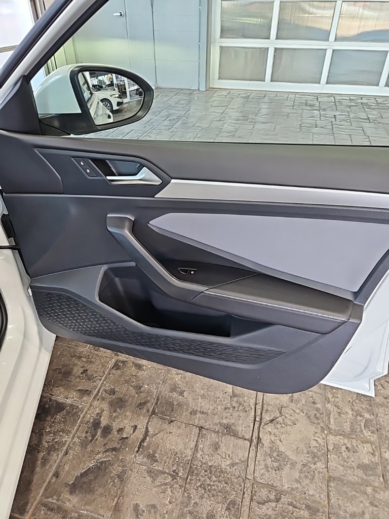 Used 2025 Volkswagen Jetta SE image 11