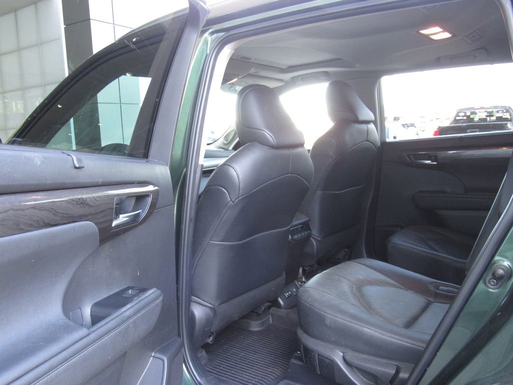 Used 2023 Toyota Highlander Limited image 14