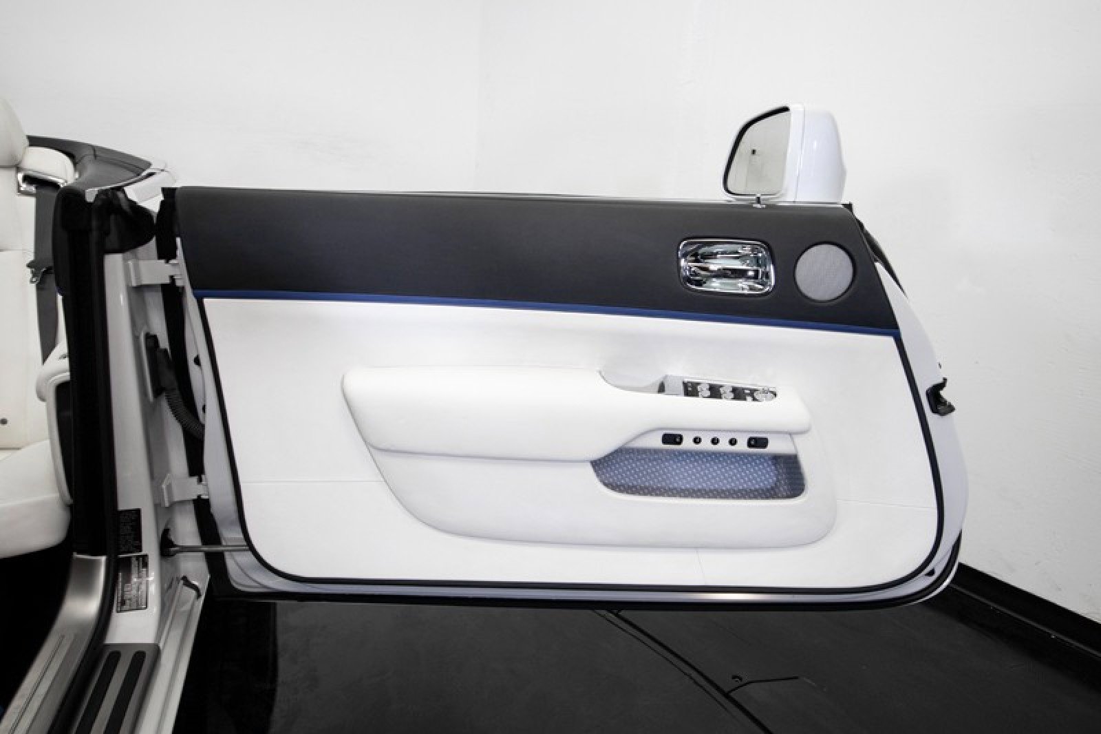 Used 2017 Rolls-Royce Dawn image 43