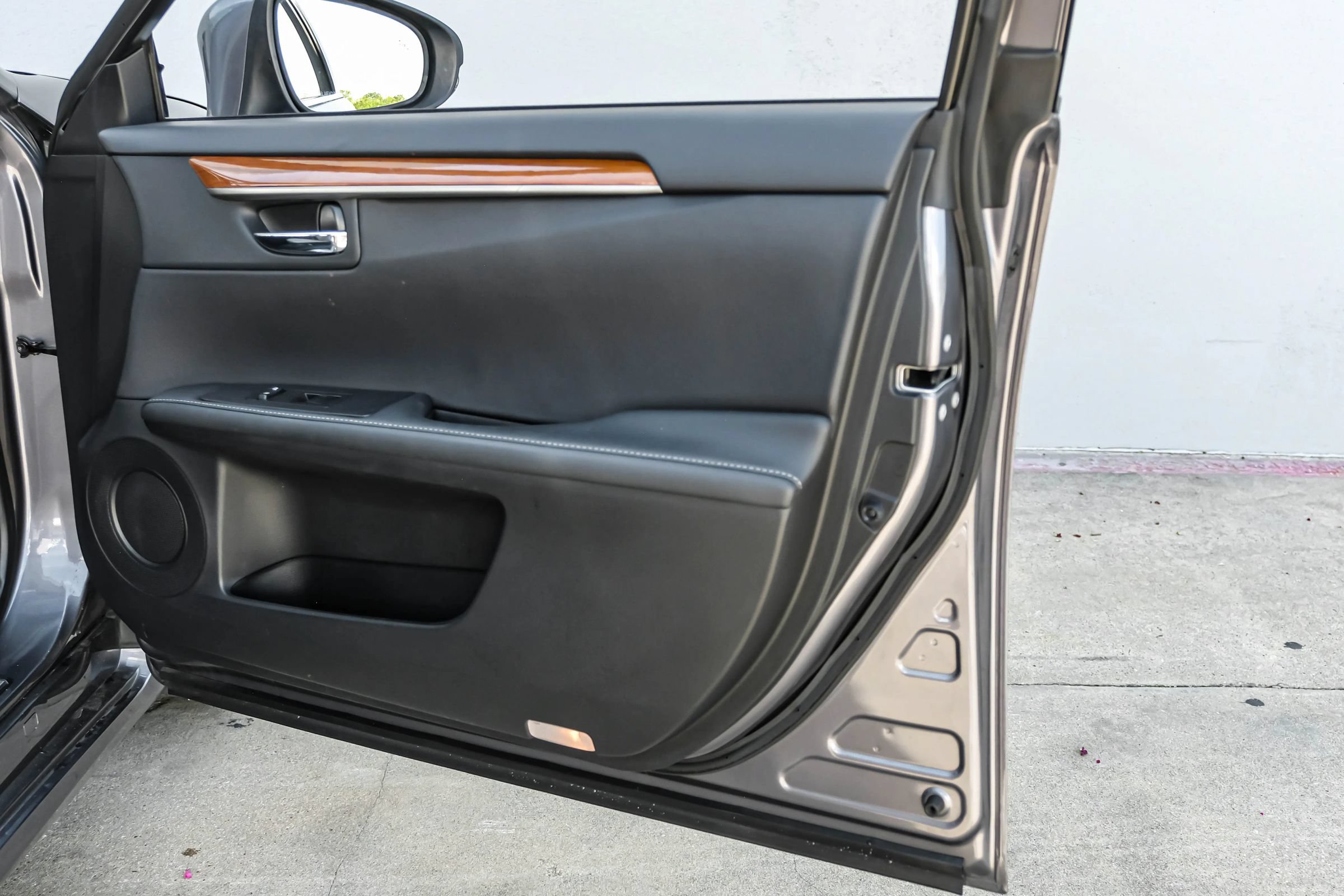 Used 2014 Lexus ES 300h w/ Luxury Package w/Bamboo Trim FWD image 40