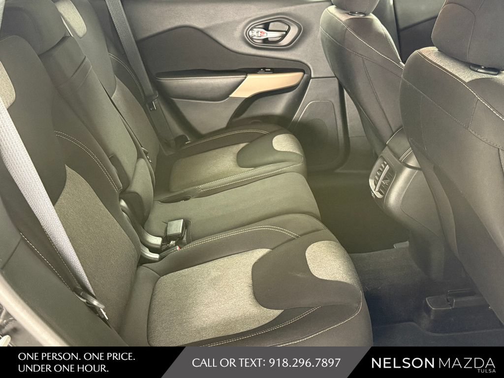 Used 2017 Jeep Cherokee Sport FWD image 35