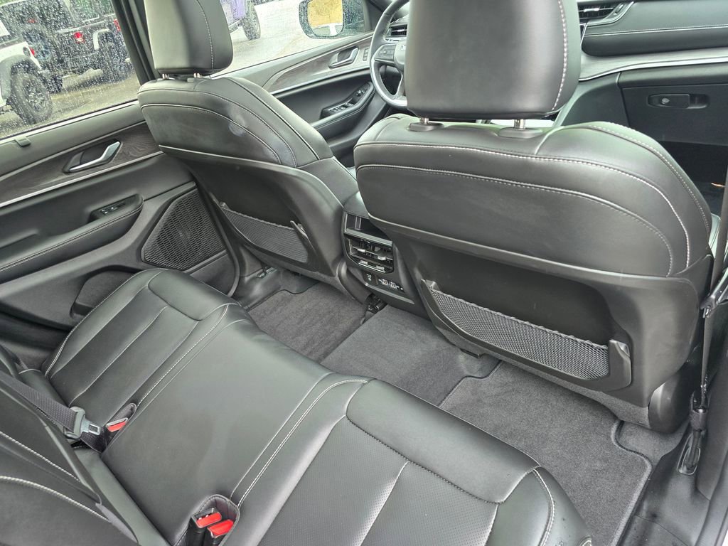 Used 2025 Jeep Grand Cherokee Limited w/ Luxury Tech Group II AWD/4WD image 31