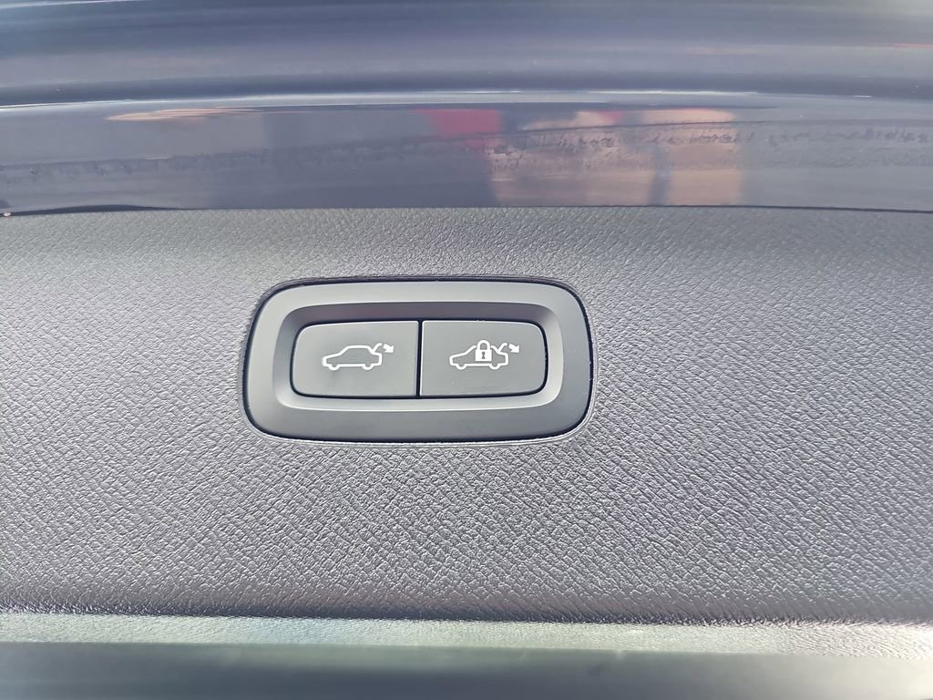 Used 2020 Volvo XC90 T5 Momentum w/ Protection Package image 17