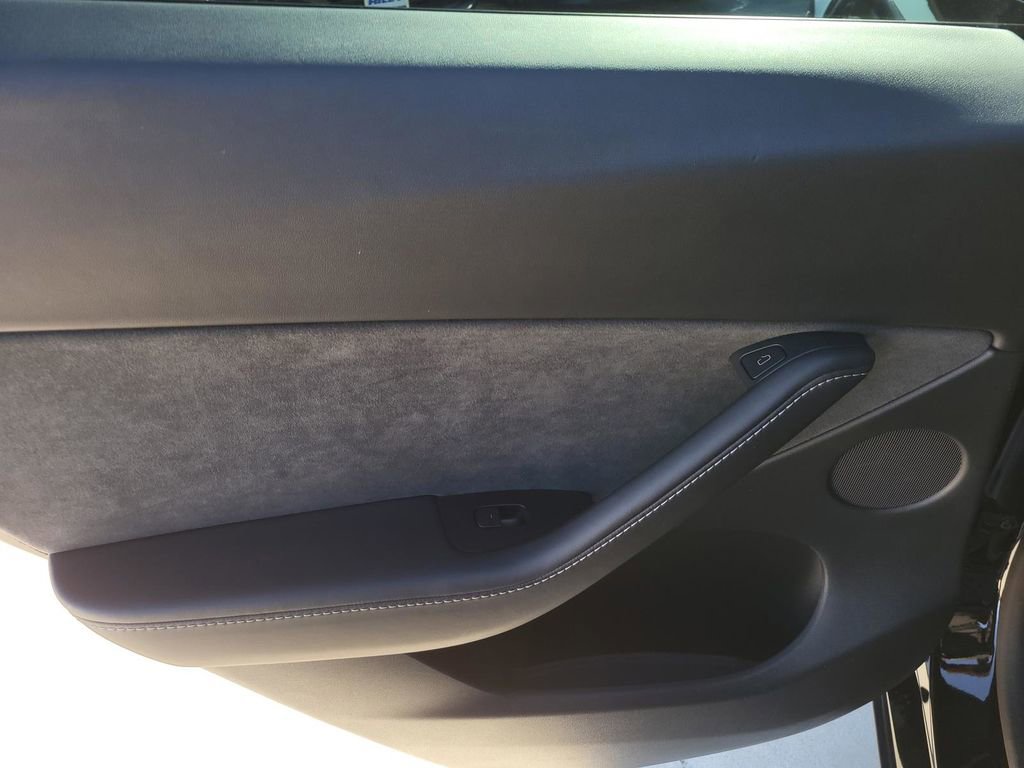 Used 2022 Tesla Model Y Long Range image 13