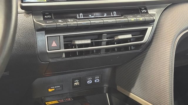 Used 2025 Toyota Camry SE FWD image 35