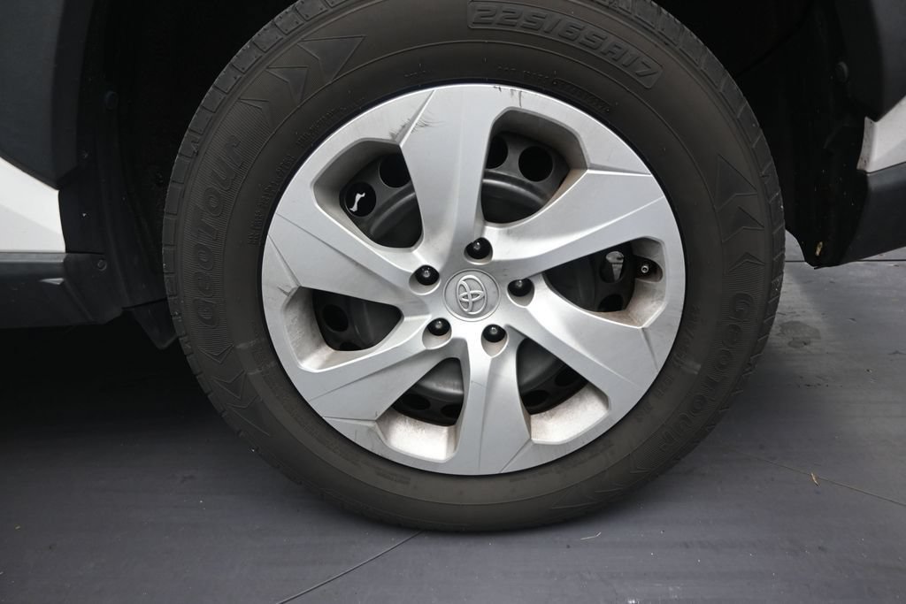 Used 2020 Toyota RAV4 LE FWD image 10