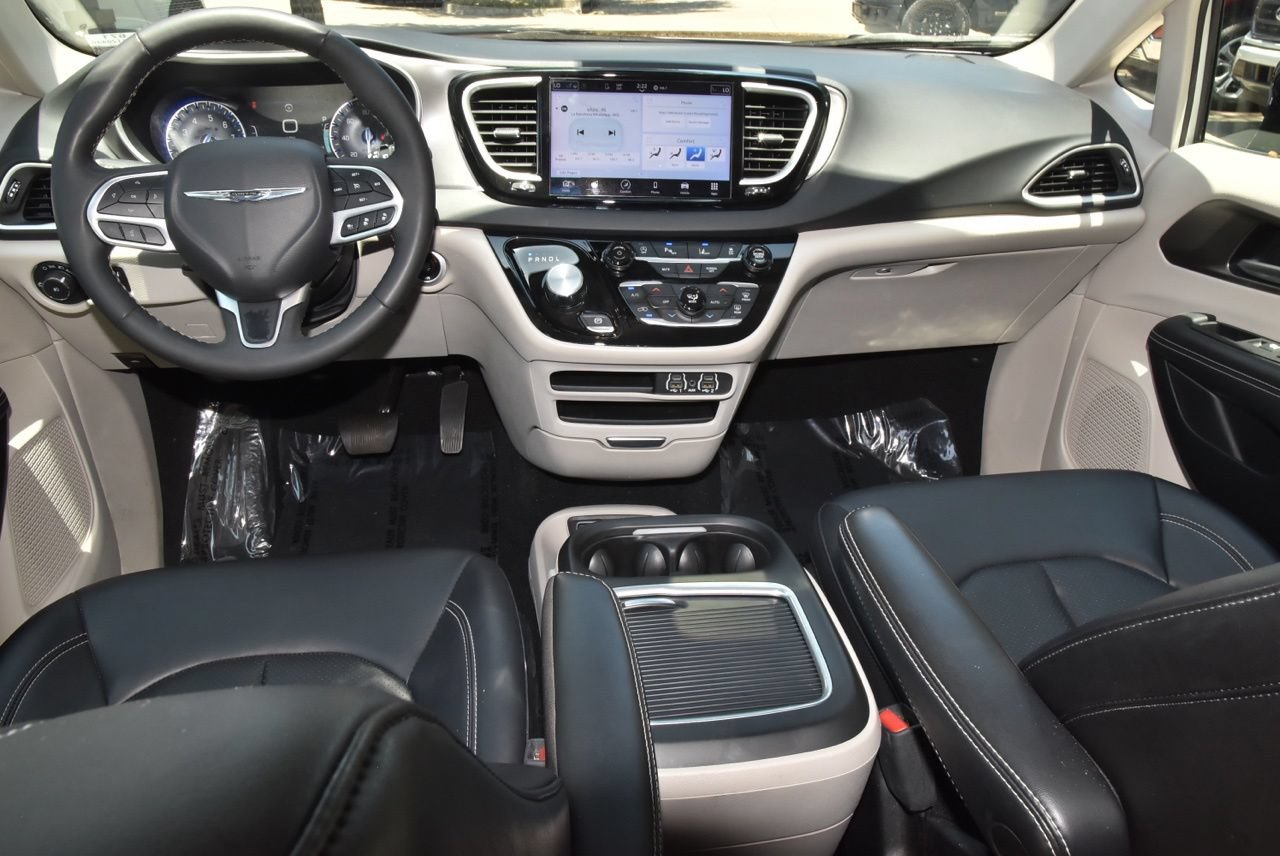 Used 2024 Chrysler Pacifica Touring-L FWD image 17