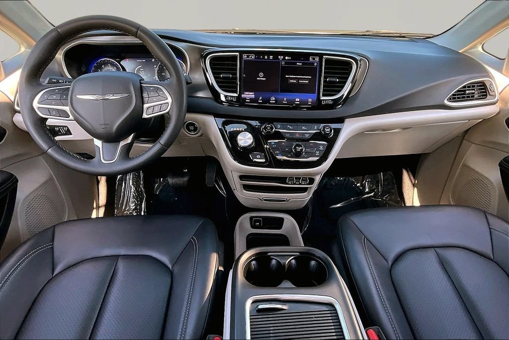 Used 2024 Chrysler Pacifica Touring-L FWD image 8