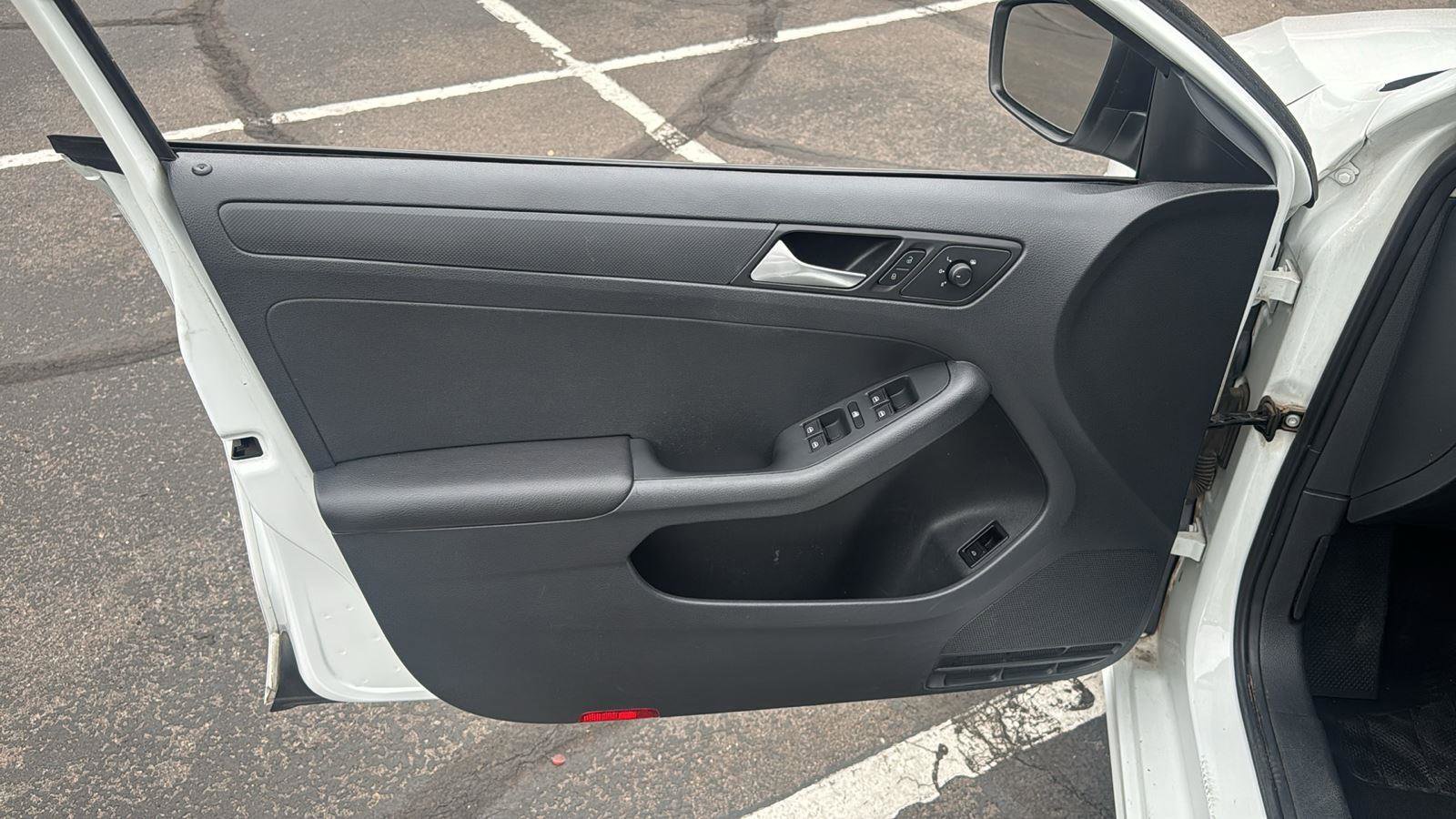 Used 2015 Volkswagen Jetta S image 8