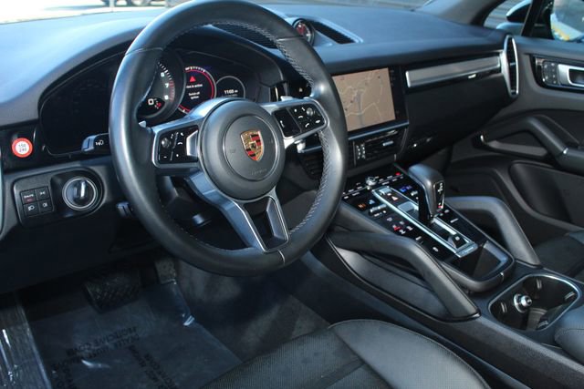 Certified 2023 Porsche Cayenne Platinum Edition image 4