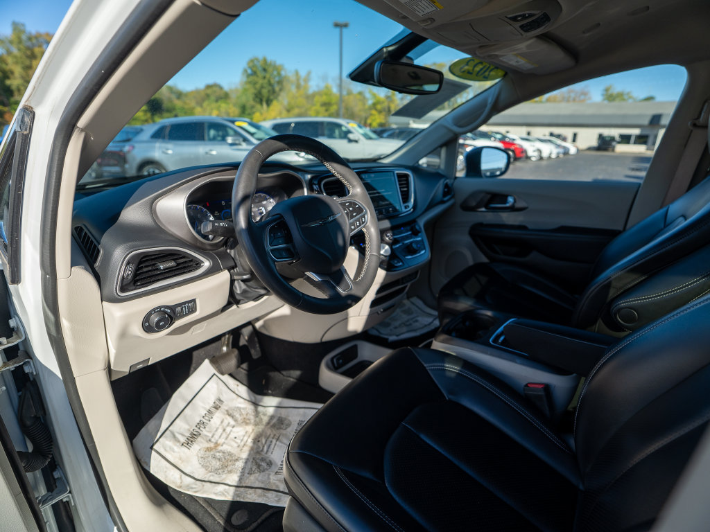 Used 2023 Chrysler Pacifica Touring-L FWD image 27