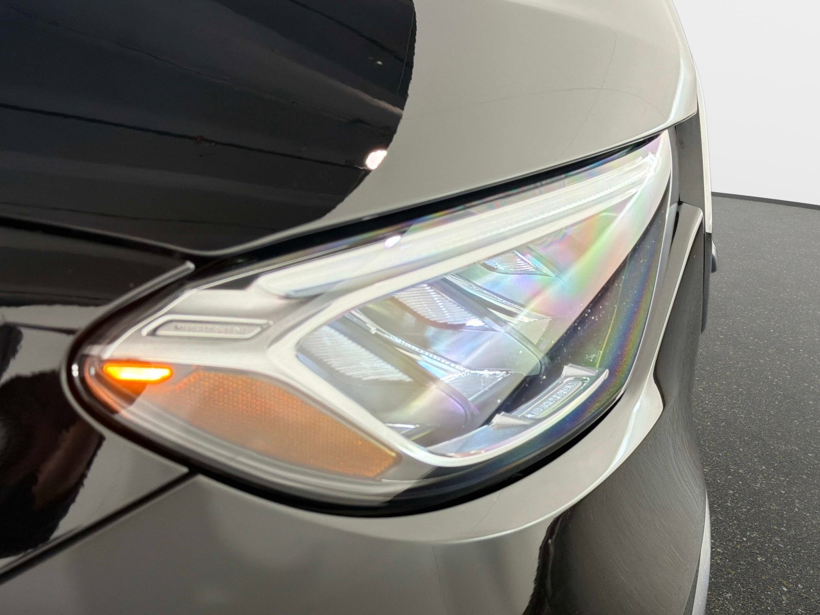Used 2025 Mercedes-Benz GLC 300 4MATIC image 9