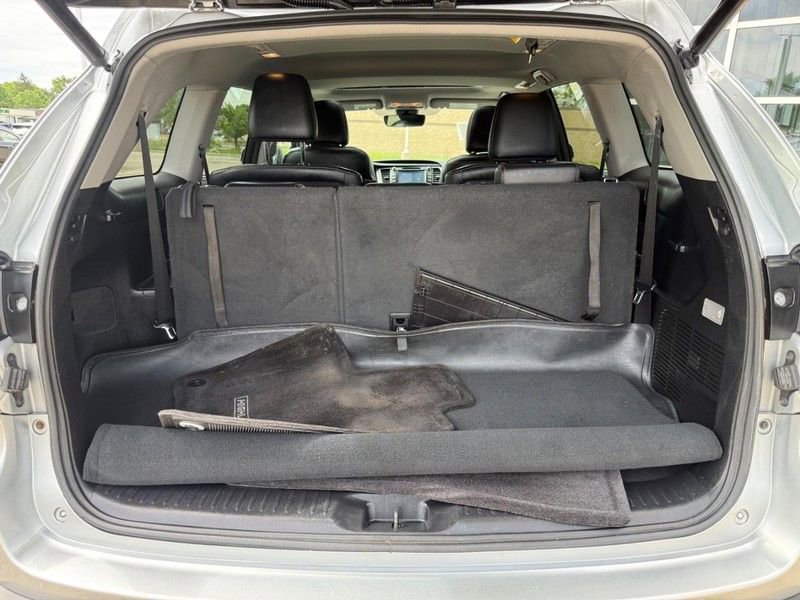Used 2017 Toyota Highlander Limited w/ Carpet Mat Package AWD/4WD image 4