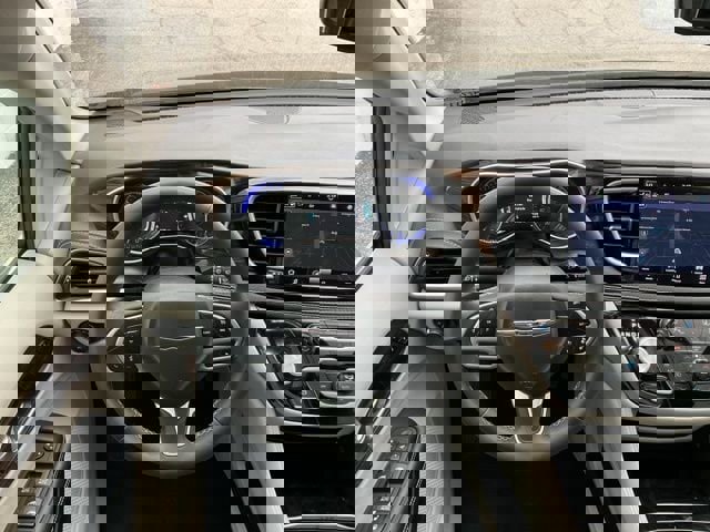 Used 2023 Chrysler Pacifica Limited image 28