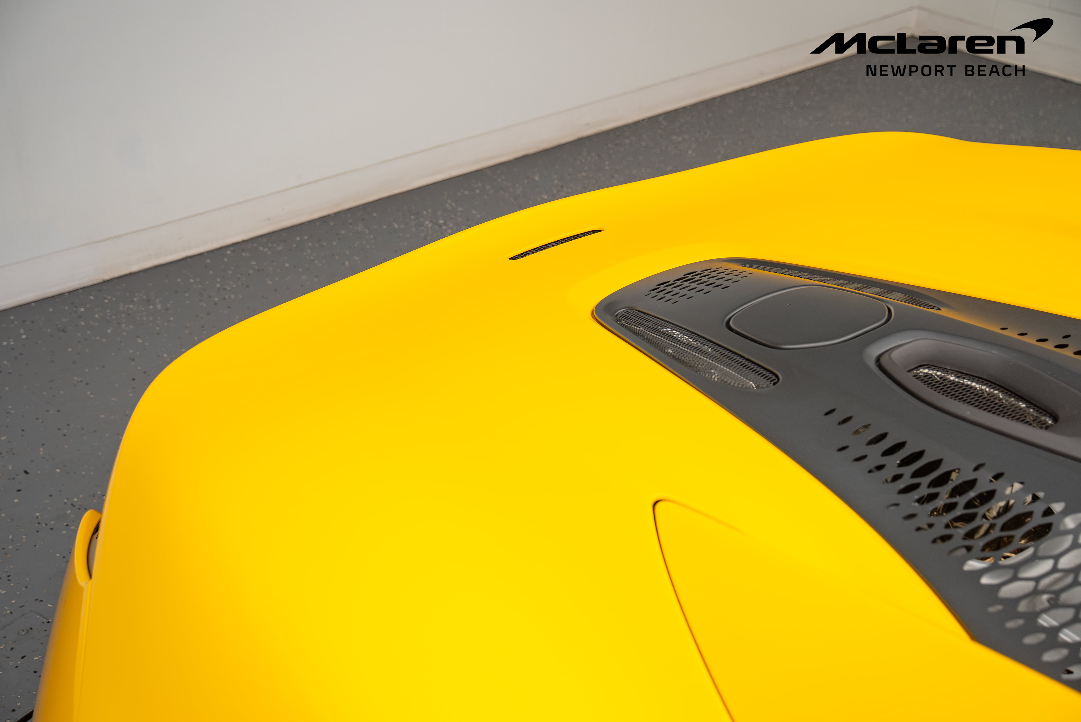 Used 2024 McLaren Artura RWD image 32