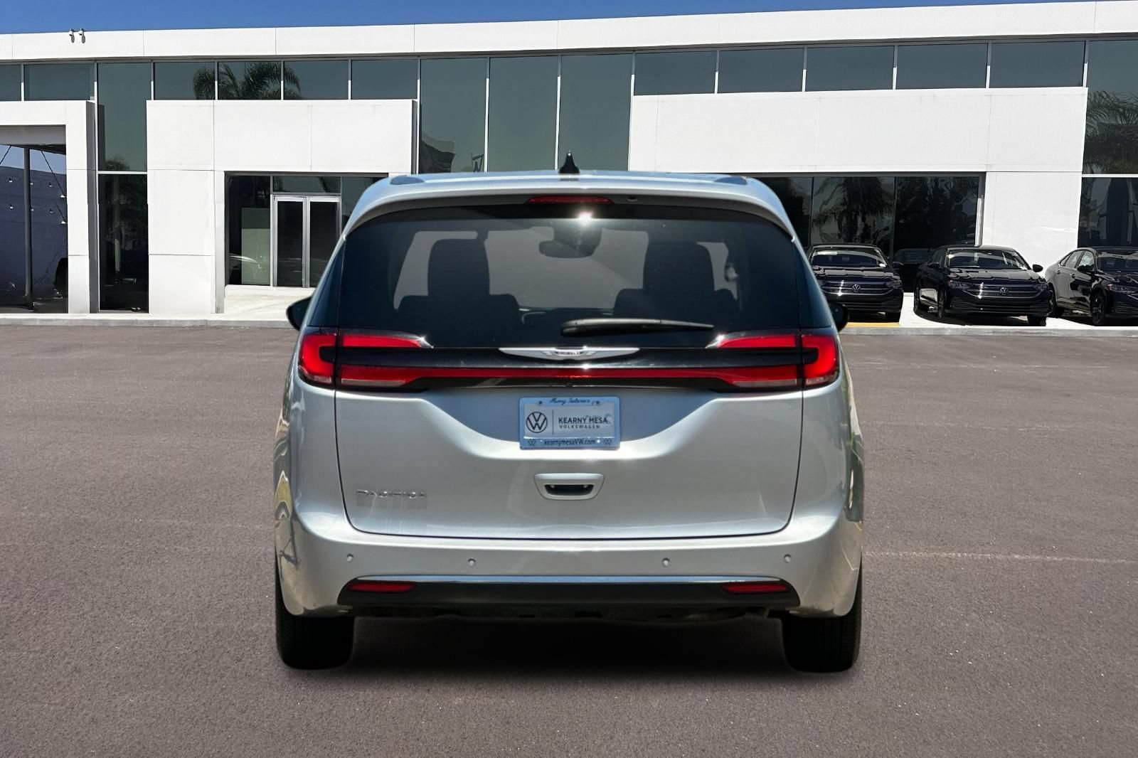 Used 2024 Chrysler Pacifica Touring-L FWD image 4