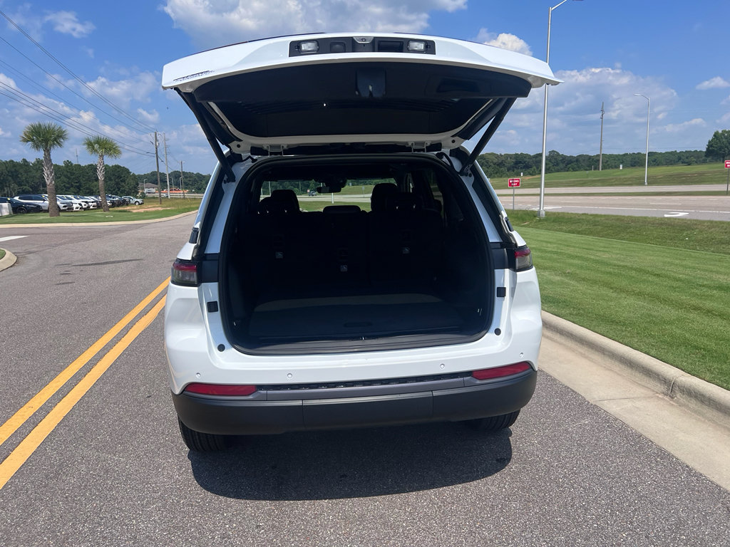 New 2026 Jeep Grand Cherokee Altitude AWD/4WD image 4